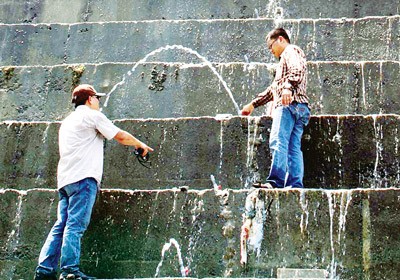 Water leaking from the Song Tranh 2 hydropower plant reservoir dam in Quang Nam Province (Photo: SGGP) Water leaking from the Song Tranh 2 hydropower plant reservoir dam in Quang Nam Province (Photo: SGGP)